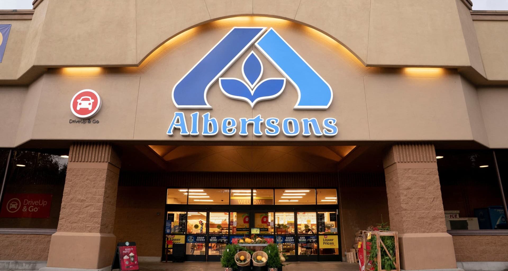 Albertsons stock plunges on lowered outlook, softened grocery trends