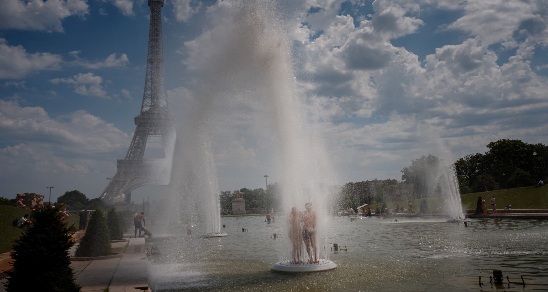 Record heat, crowds drive offseason boom in international travel
