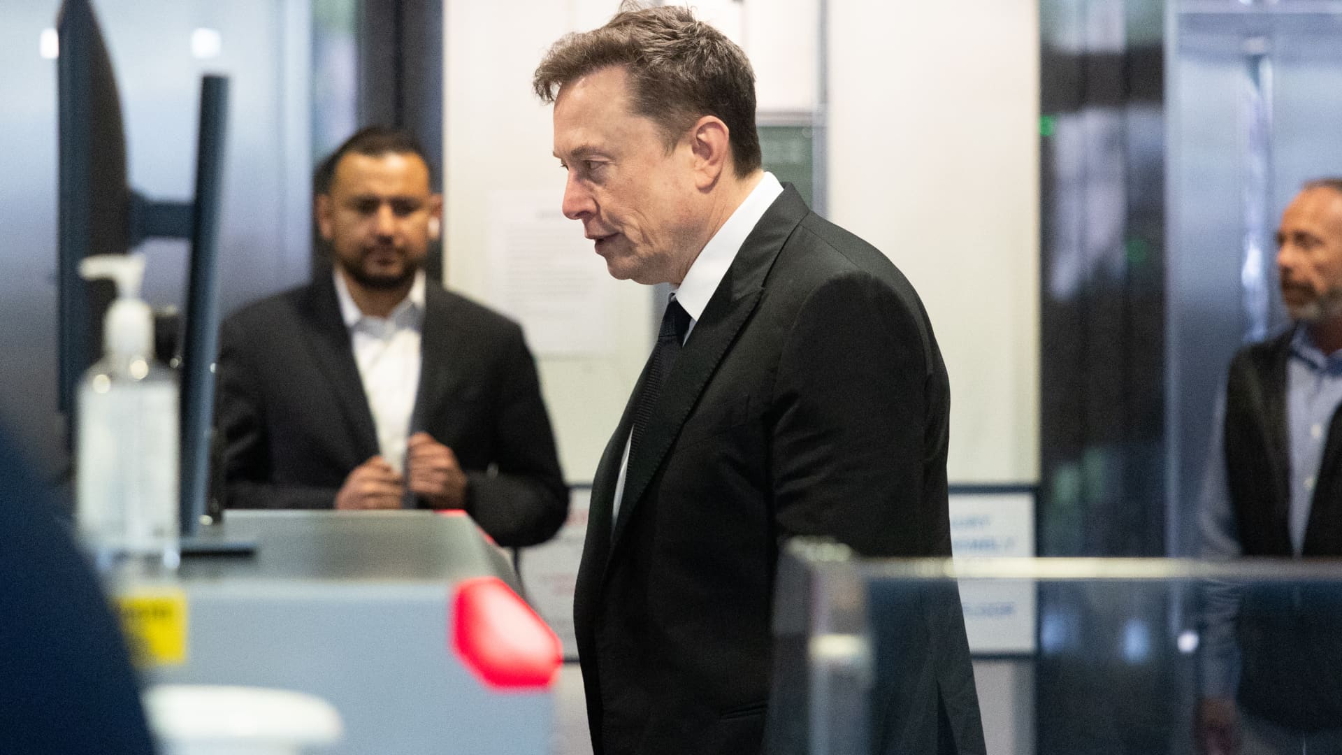 Elon Musk and Sam Altman spar on X after Apple files OpenAI lawsuit - United States News Beep | NewsBeep.com
