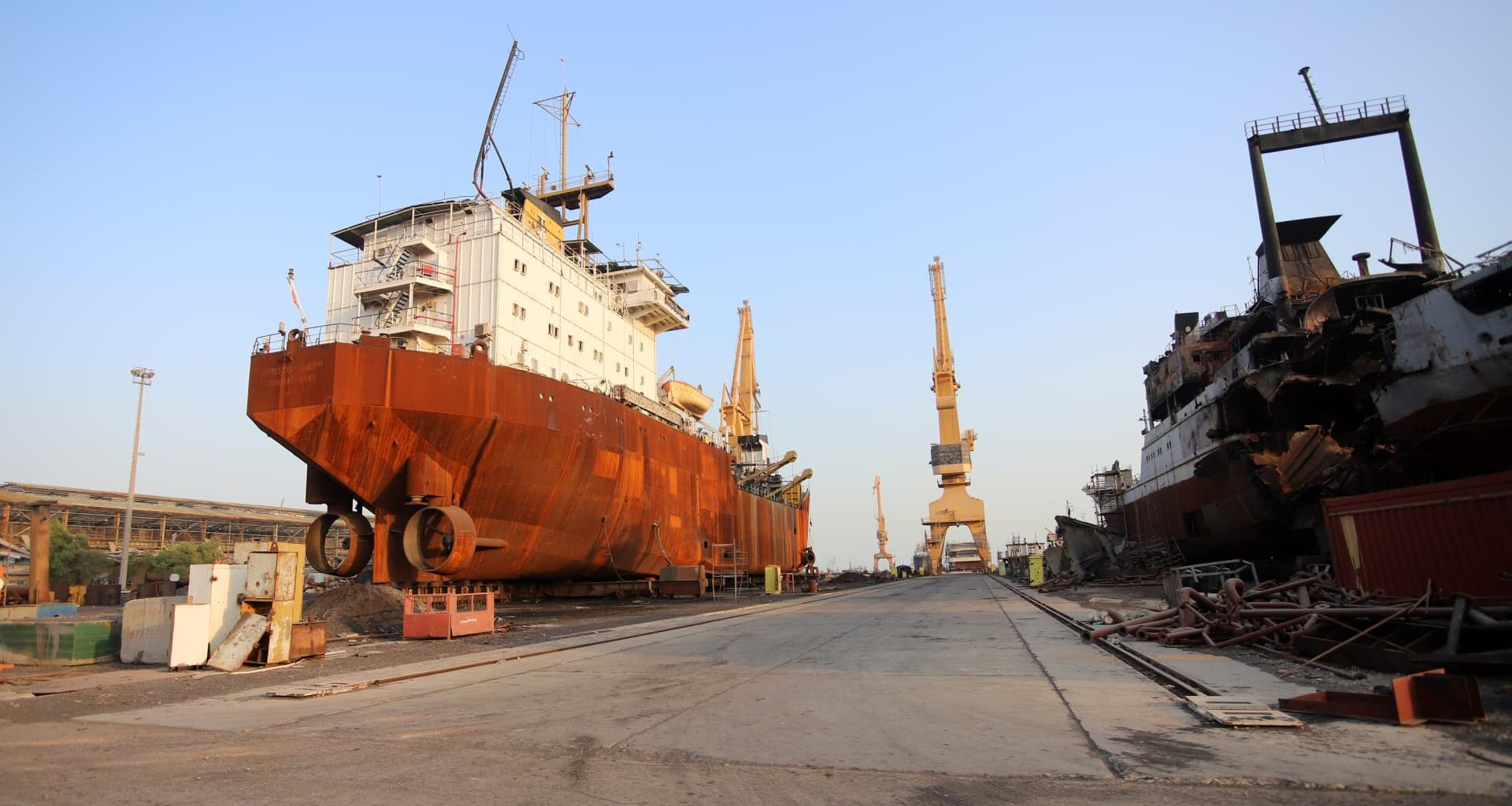 U.S. strikes Iran as tanker hit in Hormuz; 10-day ceasefire in focus