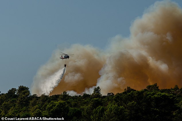 Wildfires are affecting the southern part of Brignoles and threatening the village of Camps-la-Source, while the neighborhoods of Pelicon and Tombarel are subject to an evacuation order