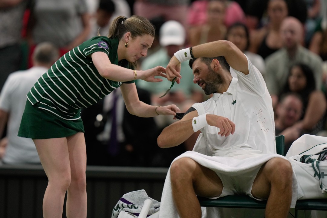 Djokovic Pranks Ball Girl, Apologizes on Centre Court