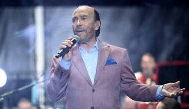 Lee Greenwood recalls coming under fire while on Panama USO mission