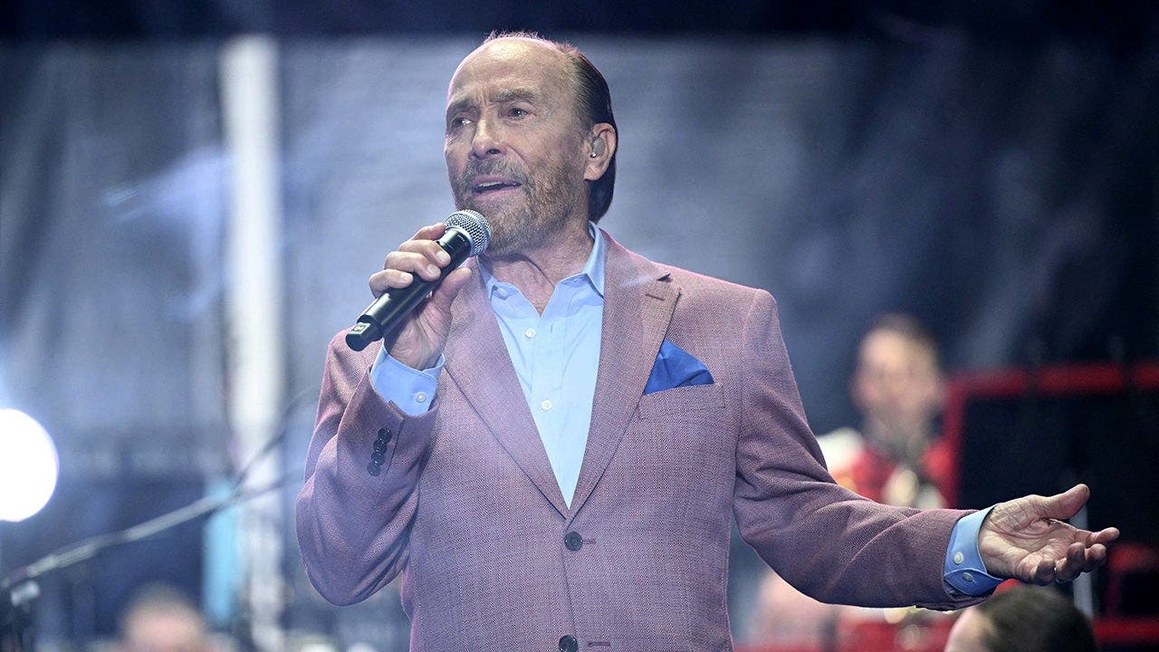 Lee Greenwood recalls coming under fire while on Panama USO mission
