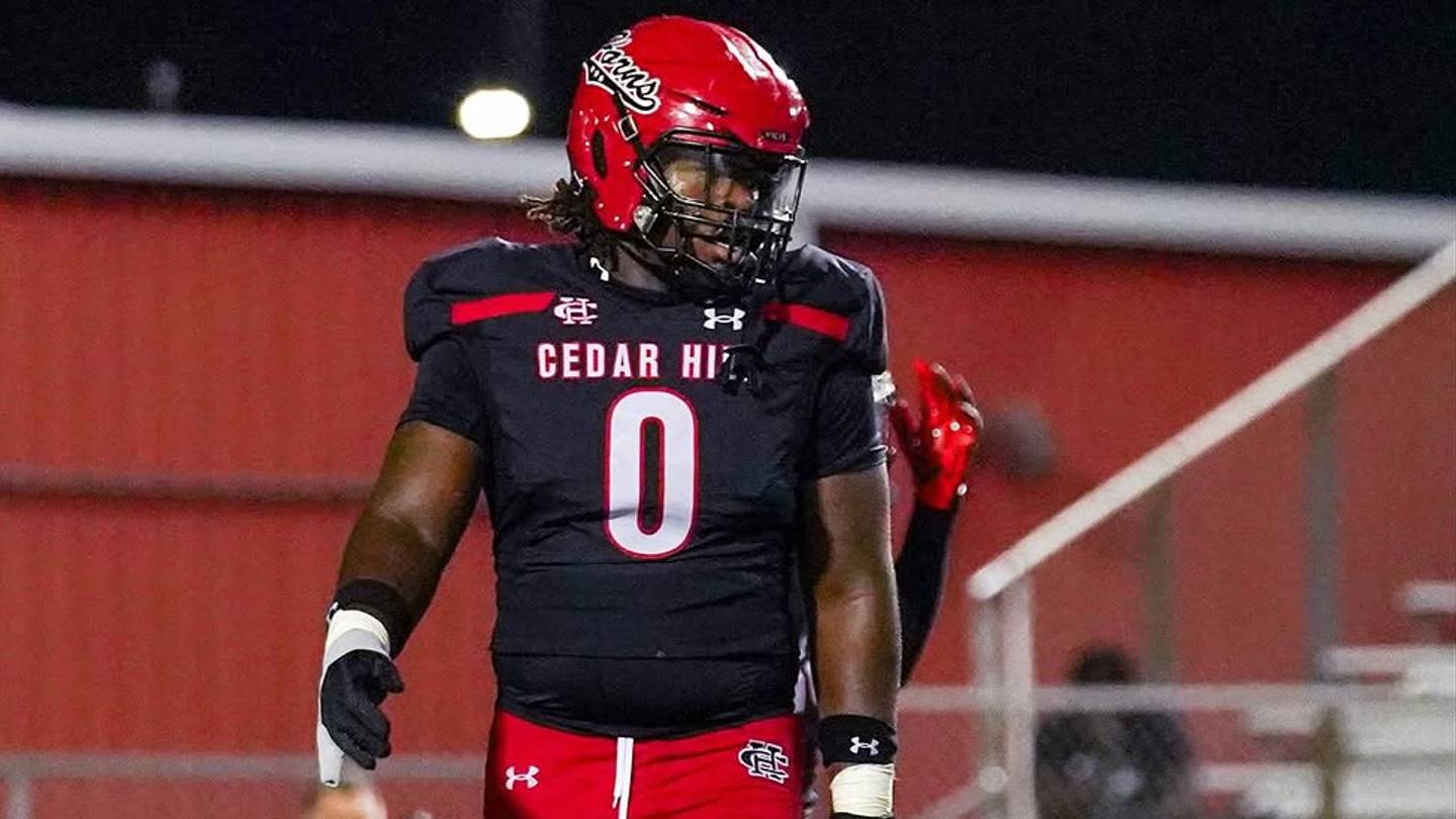 Elite DL Reaches Out to College Football's No. 1 Overall Prospect Amid Recruiting Battle