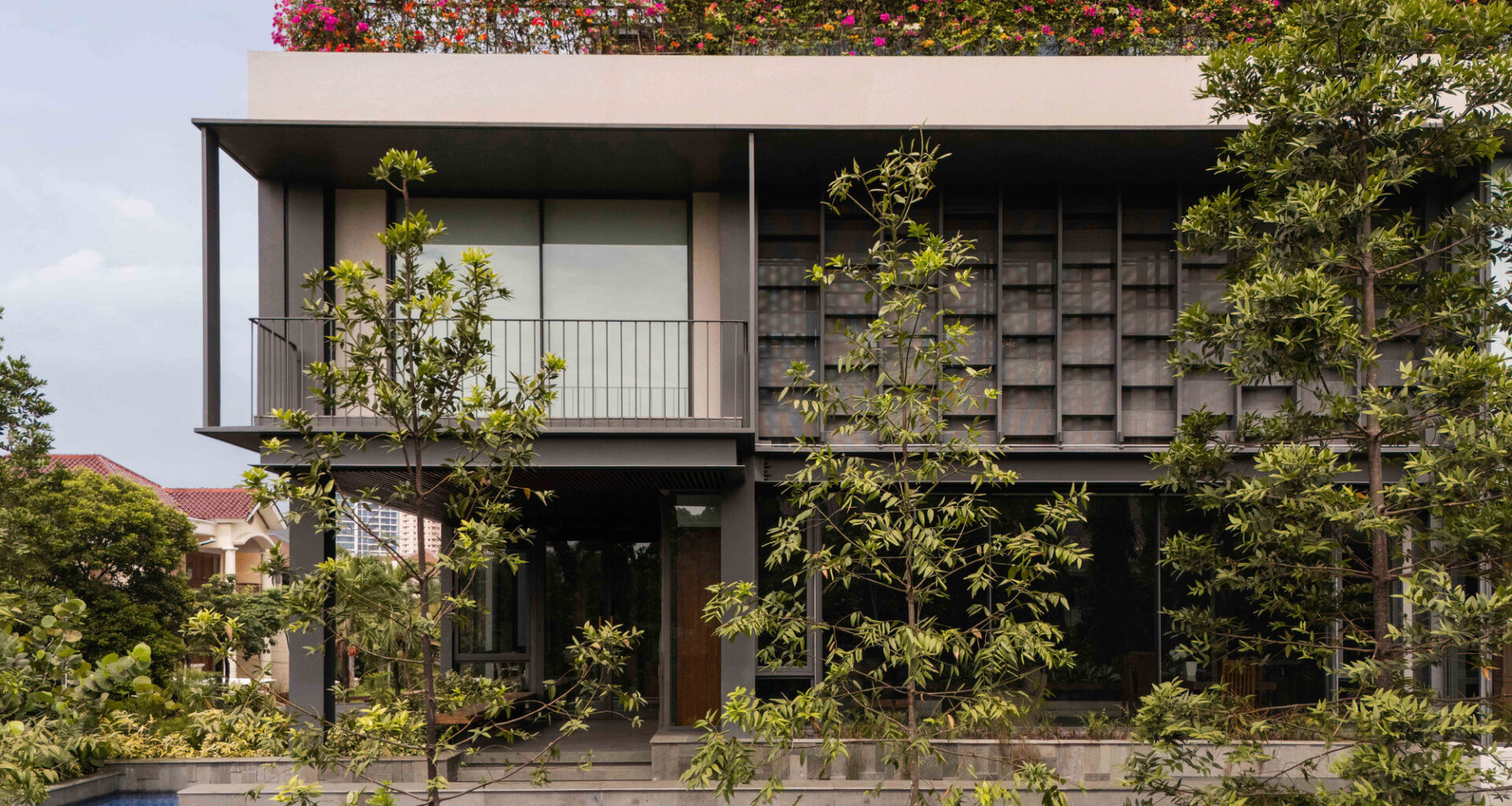Beyond The Courtyard House / RCAB Studio