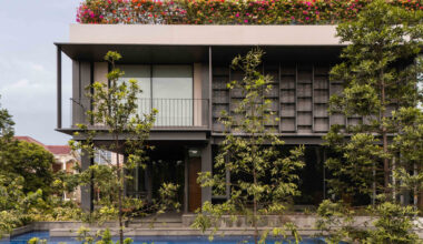 Beyond The Courtyard House / RCAB Studio