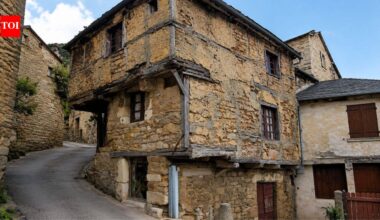 This 600-year-old French house seems to defy gravity; the real reason lies in a medieval tax rule |