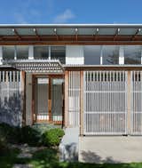An Entire Wall of Screens Opens This Australian Beach Home to Its Breezy Setting - Photo 1 of 16 -