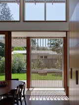 An Entire Wall of Screens Opens This Australian Beach Home to Its Breezy Setting - Photo 3 of 16 -