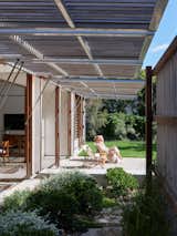 An Entire Wall of Screens Opens This Australian Beach Home to Its Breezy Setting - Photo 6 of 16 -