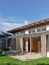 An Entire Wall of Screens Opens This Australian Beach Home to Its Breezy Setting - Photo 7 of 16 -