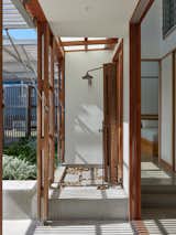 An Entire Wall of Screens Opens This Australian Beach Home to Its Breezy Setting - Photo 8 of 16 -