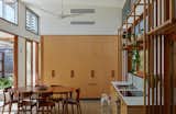 An Entire Wall of Screens Opens This Australian Beach Home to Its Breezy Setting - Photo 10 of 16 -