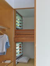 An Entire Wall of Screens Opens This Australian Beach Home to Its Breezy Setting - Photo 14 of 16 -