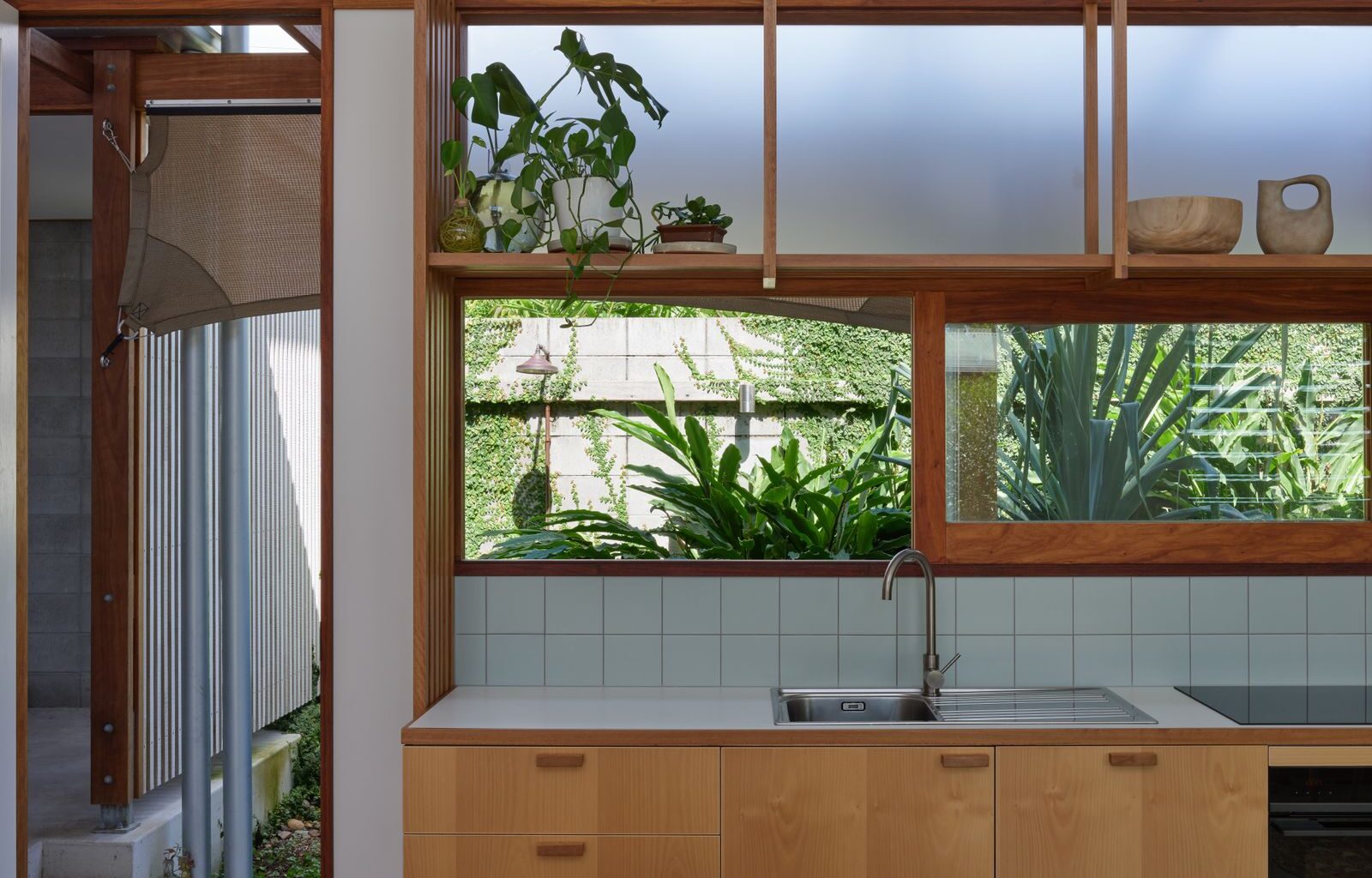 An Entire Wall of Screens Opens This Australian Beach Home to Its Breezy Setting