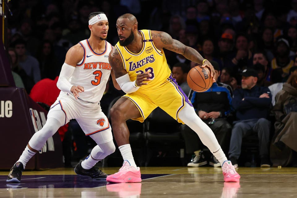 New York Knicks v Los Angeles Lakers