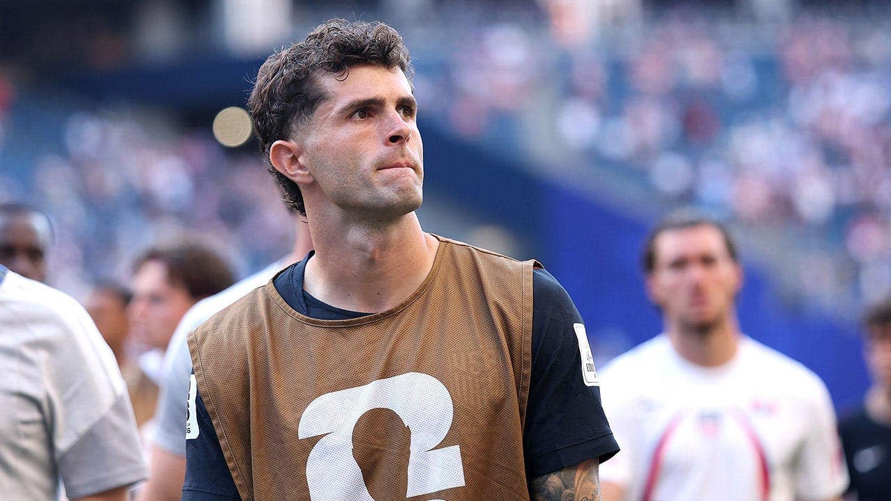 LA Galaxy coach Greg Vanney says Team USA was 'too naive,' explains Christian Pulisic's struggles