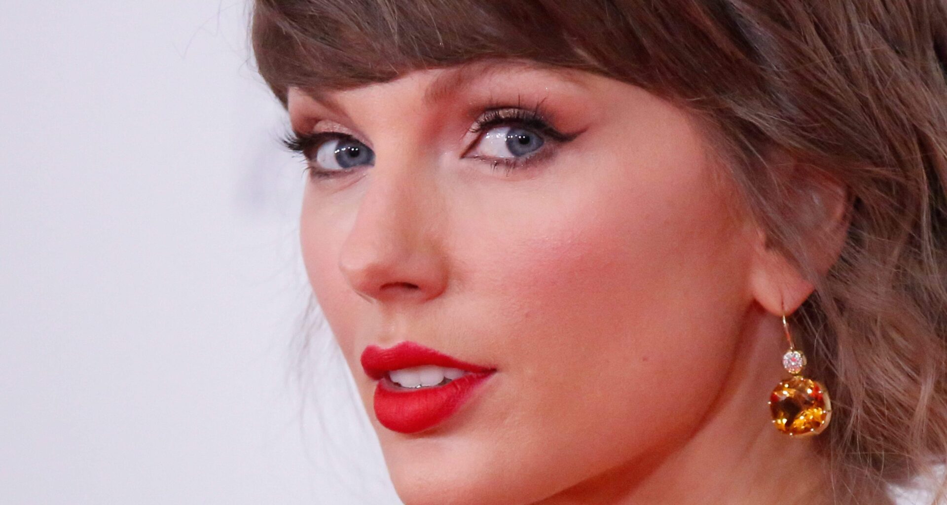 New Photos of Taylor Swift's Massive Wedding Ring Turn Heads