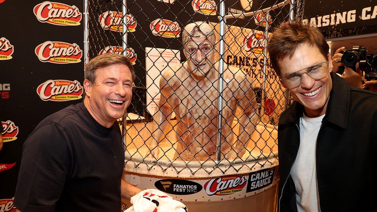 Tom Brady dunks Rob Gronkowski in Raising Cane's sauce at Fanatics Fest