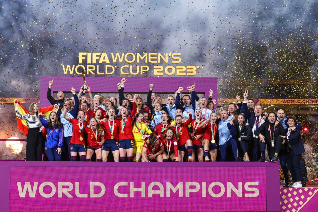 Spain's players and officials celebrate with the trophy after winning the Australia and New Zealand 2023 Women's World Cup final football match between Spain and England at Stadium Australia in Sydney on August 20, 2023.