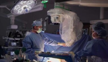 Doctors in Royal Oak perform world’s first single-port robotic heart surgery