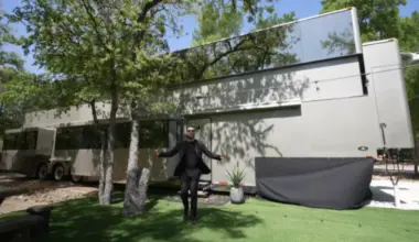 Will Smith owns a 22-wheel, two-story motorhome that cost $2.5M and this man got to have a very rare tour inside it