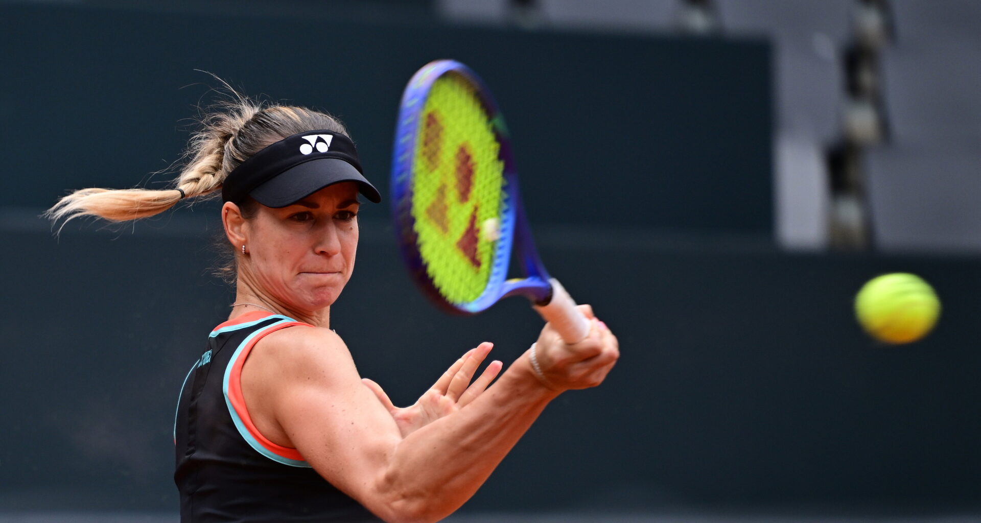 Bondar holds off Charaeva in tight second set to make Hamburg semifinals