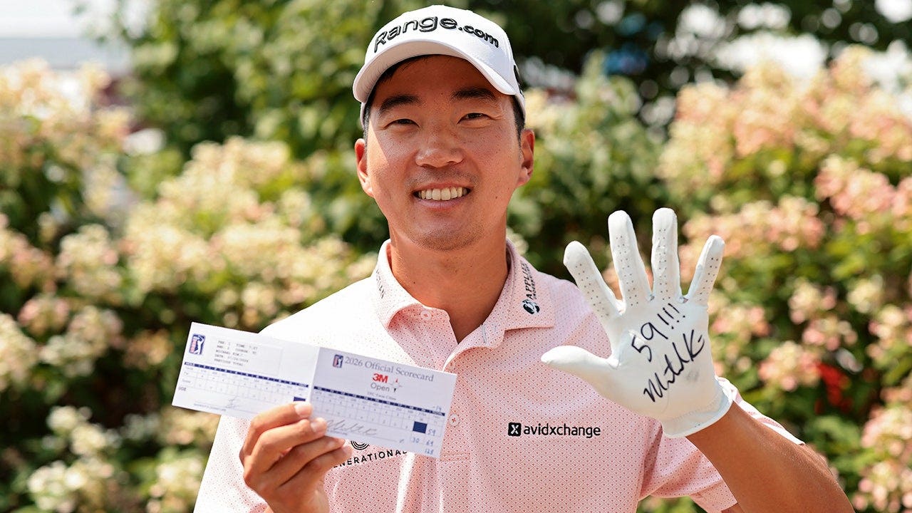 Michael Kim nails dramatic birdie on the 18th to make PGA Tour scoring history