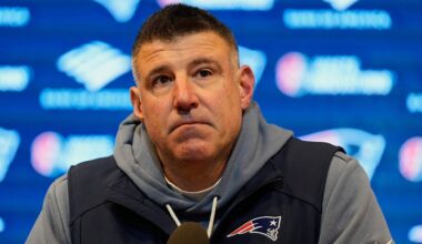 Mike Vrabel arrives to Patriots press conference with puppy in hand as he dodges Dianna Russini question