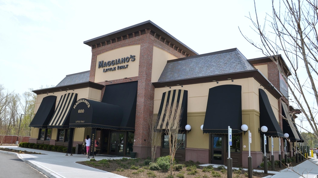 Maggiano's to close only Long Island restaurant, layoff 57