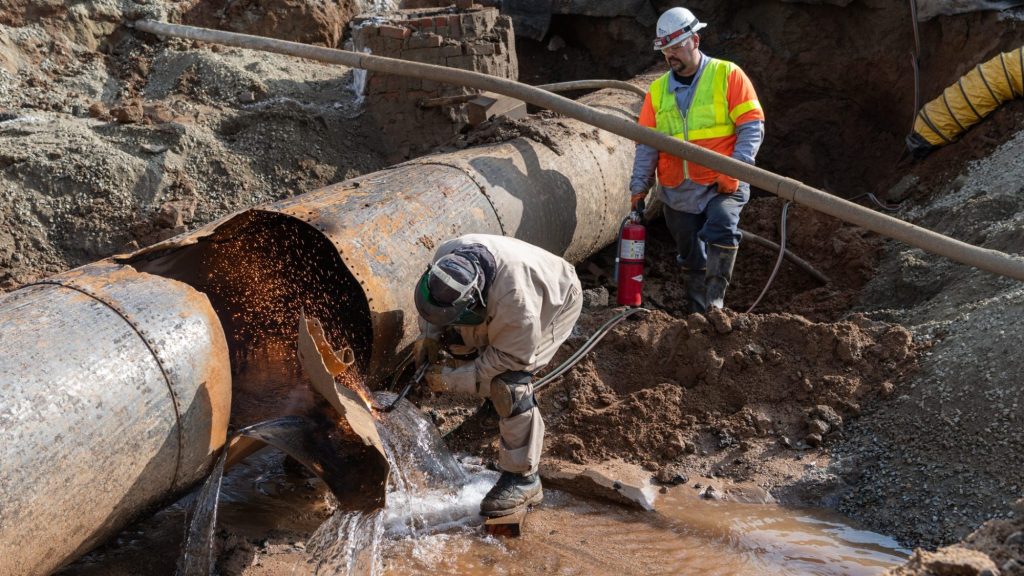 Cleanup, repairs continue after water main break floods West Hollywood neighborhood – Daily News