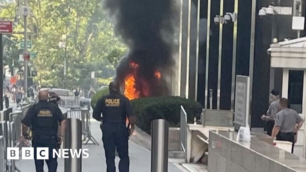 'Anti-ICE' Army veteran set fire outside Manhattan federal building, say officials - BBC