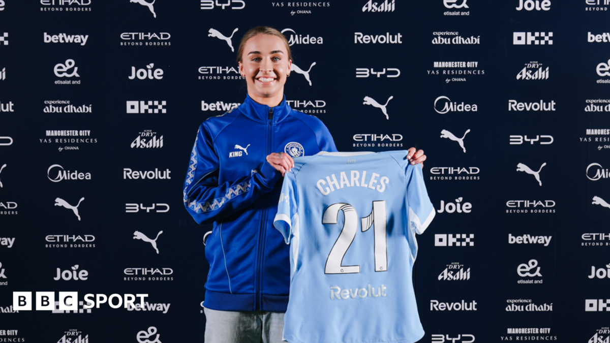 Niamh Charles signing for Manchester City