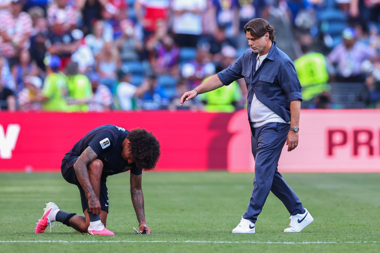 Mauricio Pochettino Manager and Head Coach of USA consoles a dejected Chris Richards of USA after being knocked out during the  USA v Belgium match.