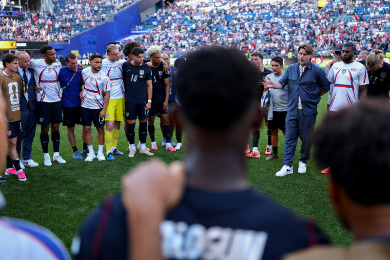 Mauricio Pochettino, Head Coach of the United States, speaks with players in a huddle after the 1-4 loss during the FIFA World Cup 2026.