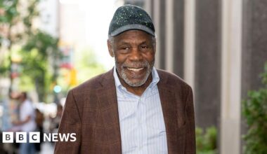 Lethal Weapon actor Danny Glover reveals Alzheimer's diagnosis - BBC