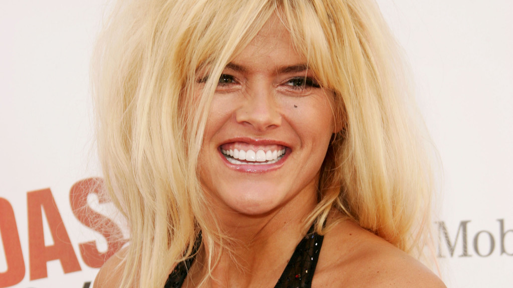 Abbie Cornish wows as Anna Nicole Smith in new biopic