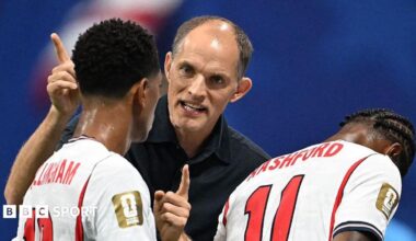 England head coach Thomas Tuchel speaks to Jude Bellingham and Marcus Rashford