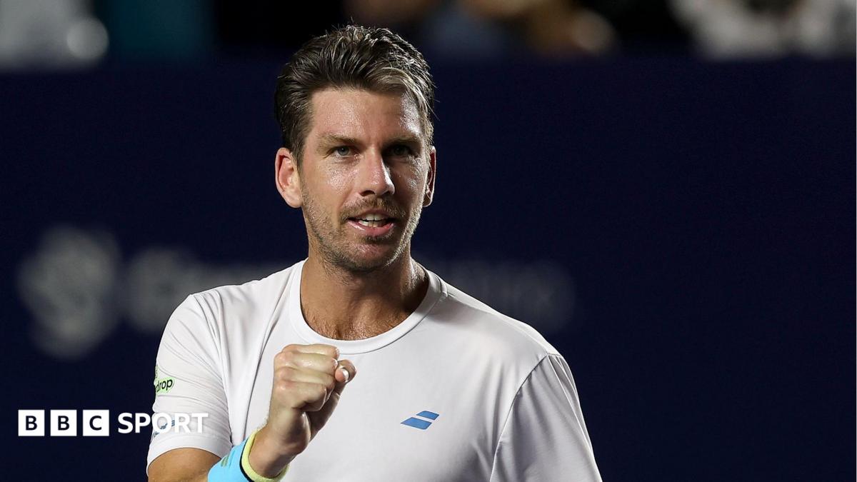 Cameron Norrie raises a clenched fist