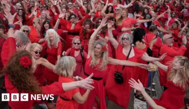 It's me, Cathy – thousands pay tribute to Kate Bush classic - BBC