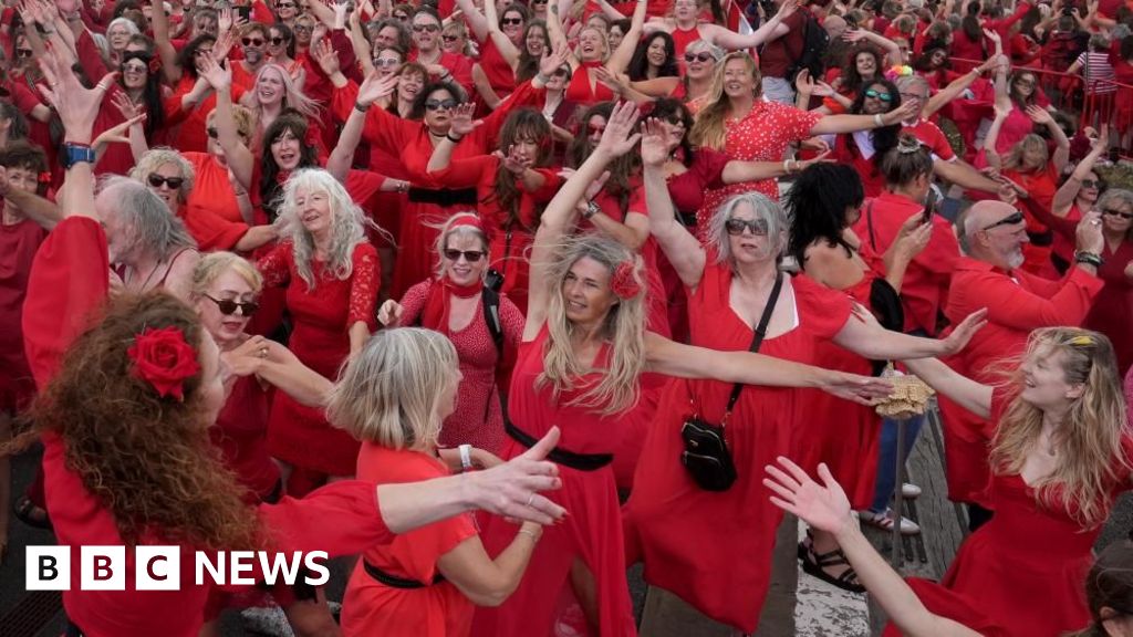 It's me, Cathy – thousands pay tribute to Kate Bush classic - BBC