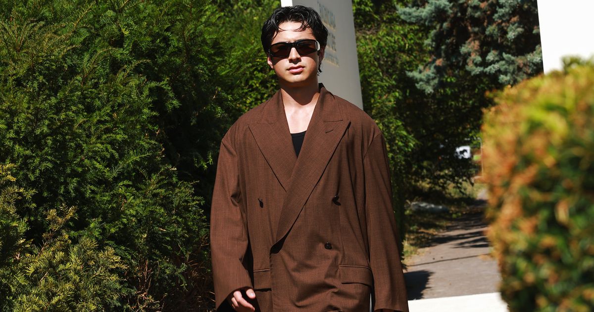 Hudson Williams Confronted Parisian Paparazzi