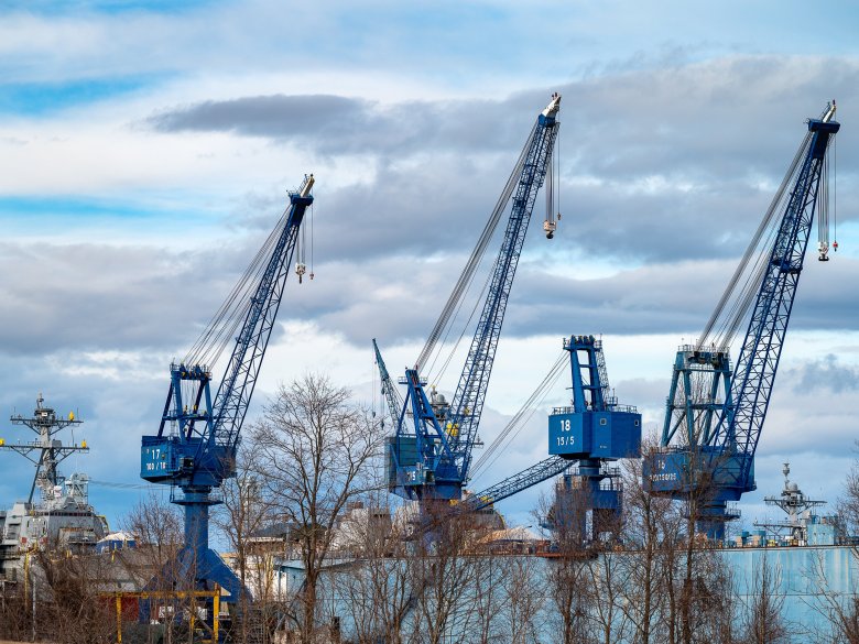 Does Bath Iron Works account for about 17% of Maine’s GDP?
