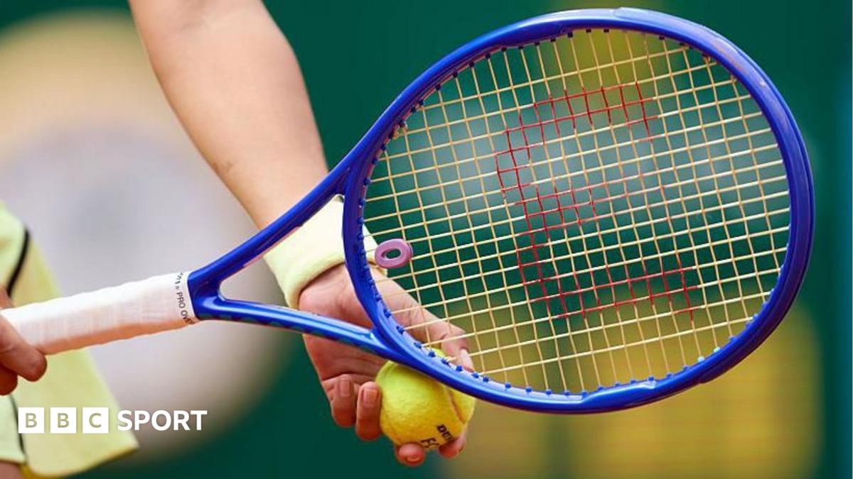 Katie Boulter playing at Wimbledon