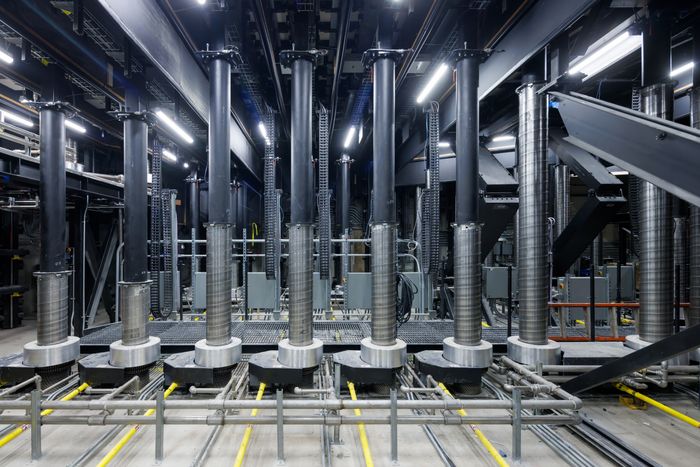 A set of electromechanical screw-jack lifts raises and lowers the platforms at the Perelman PAC.