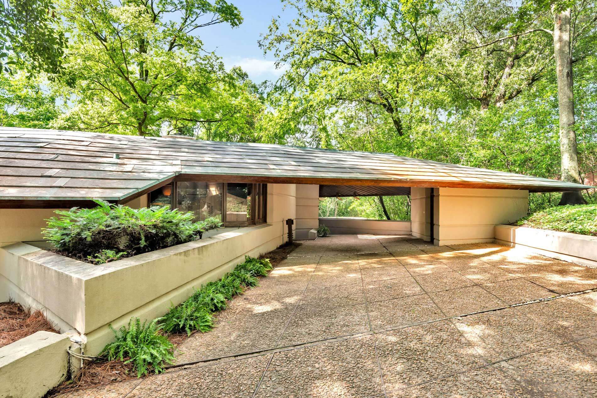 cantilevers and angled corners in Fountainhead