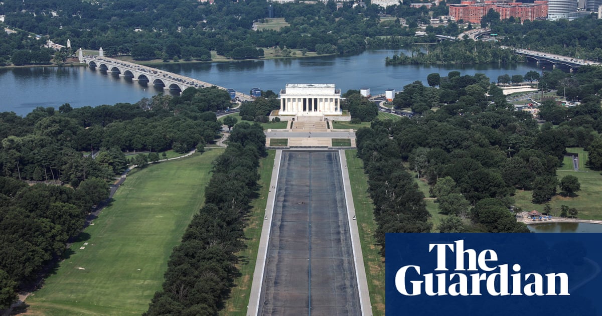 Drained reflecting pool reveals Trump’s ‘American flag blue’ liner is now closer to gray | Donald Trump