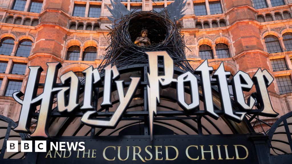 H﻿arry Potter and the Cursed Child marks 10th year - BBC