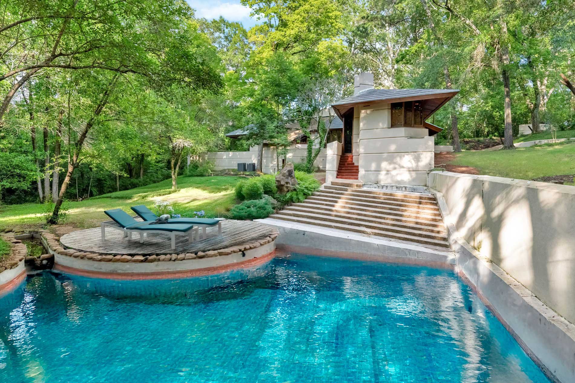 a swimming pool on the fountainhead property
